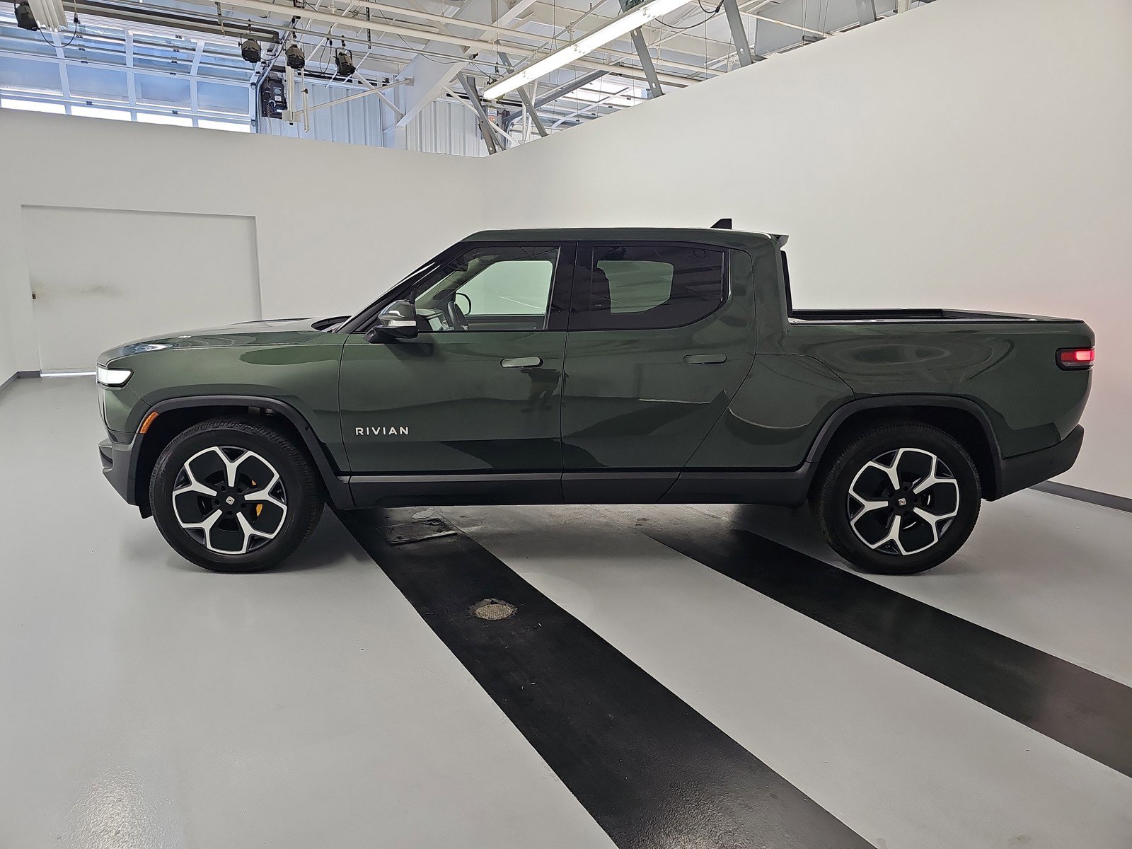 Used 2022 Rivian R1T Adventure AWD/4WD image 2