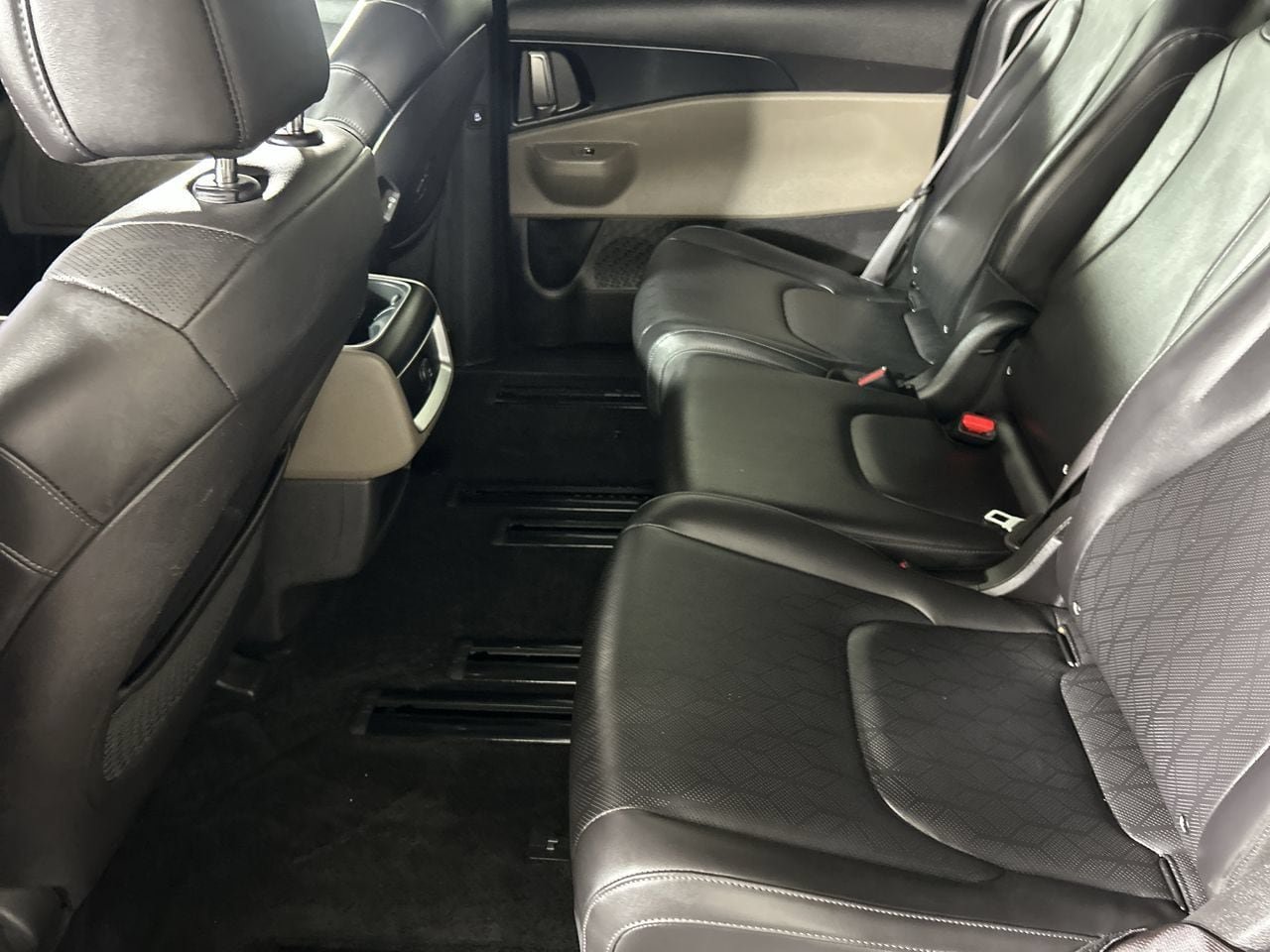 Used 2025 Kia Carnival FWD image 24