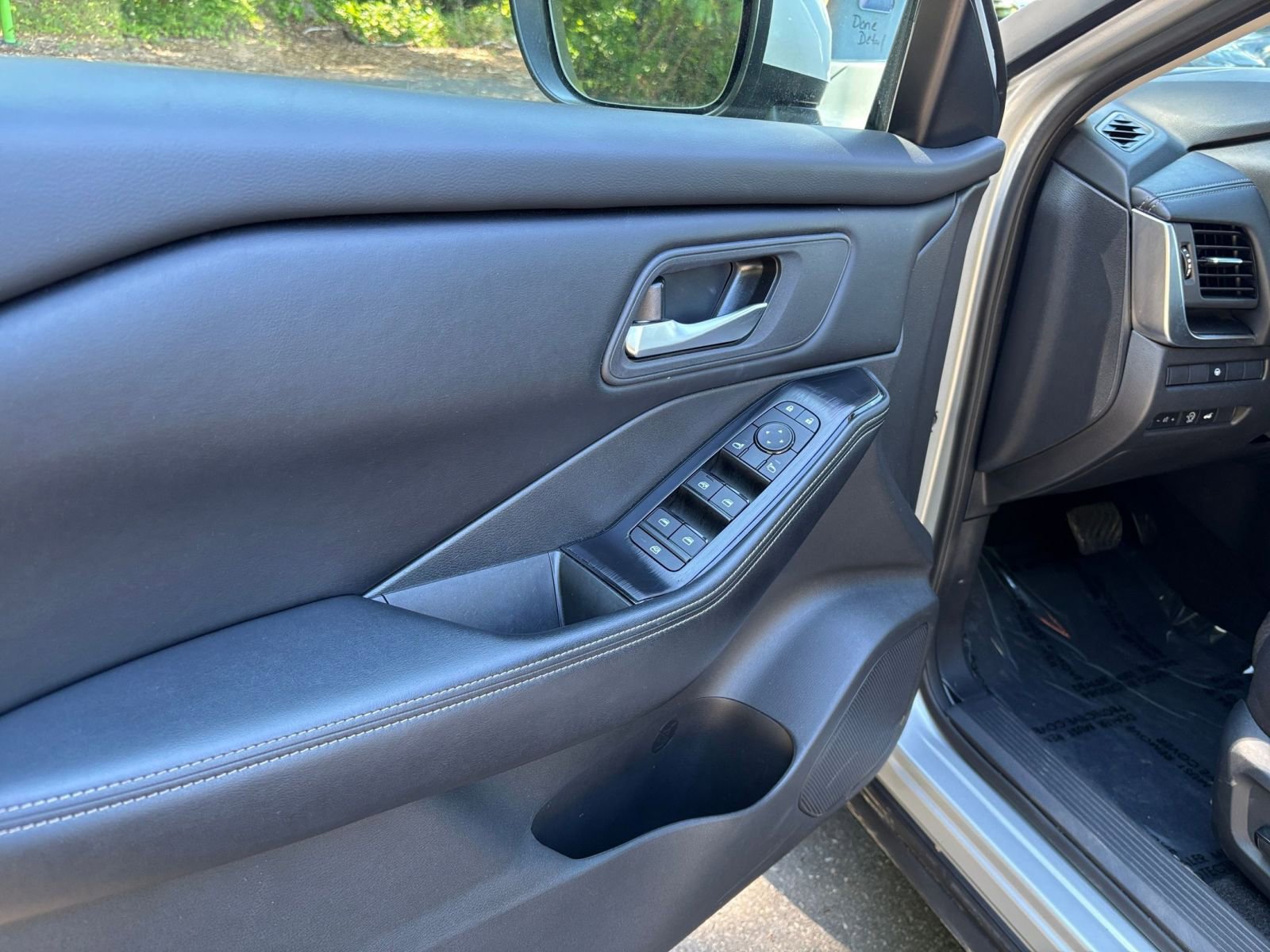 Used 2025 Nissan Rogue SV FWD image 18