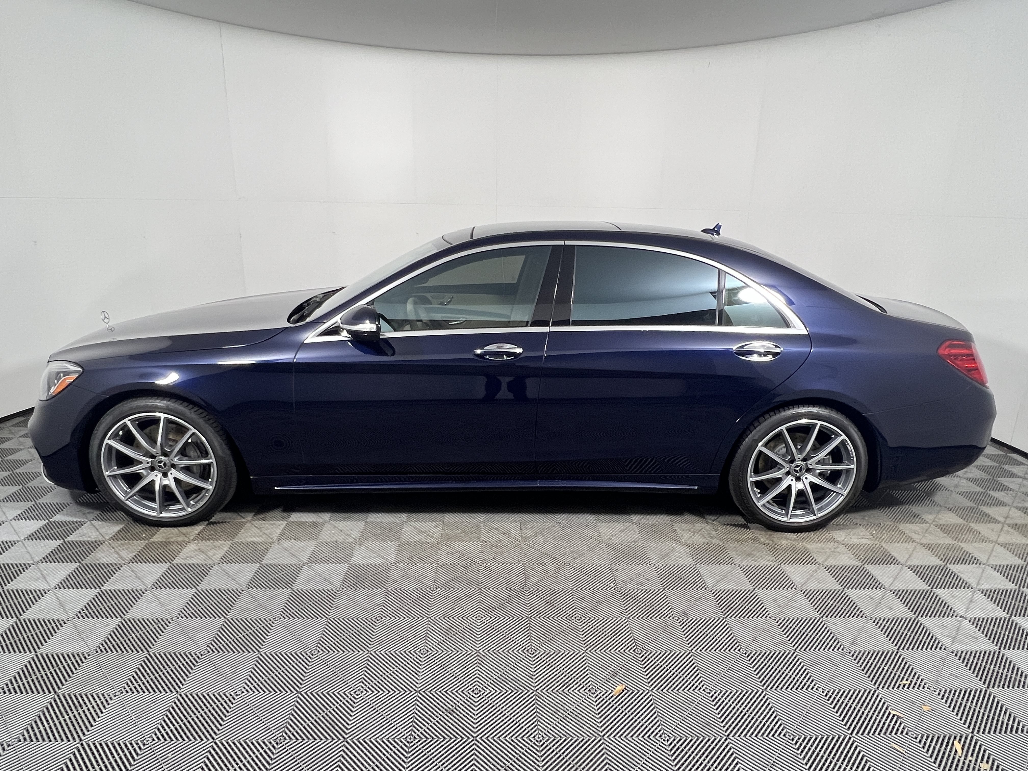 Used 2019 Mercedes-Benz S 450 Sedan image 2