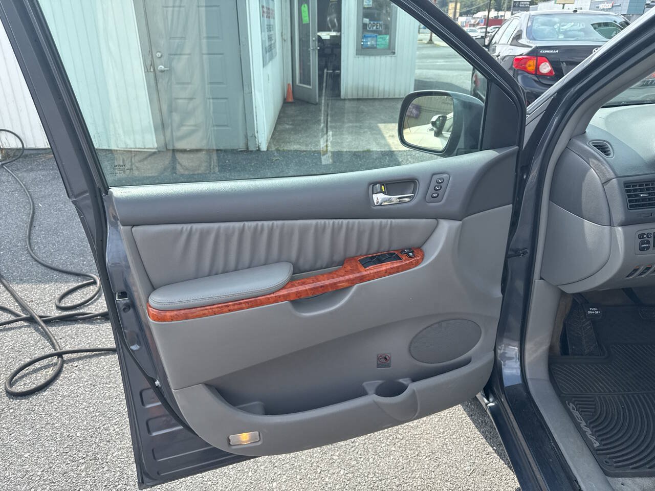Used 2010 Toyota Sienna XLE Limited w/ XLE Limited Pkg 2 FWD image 5
