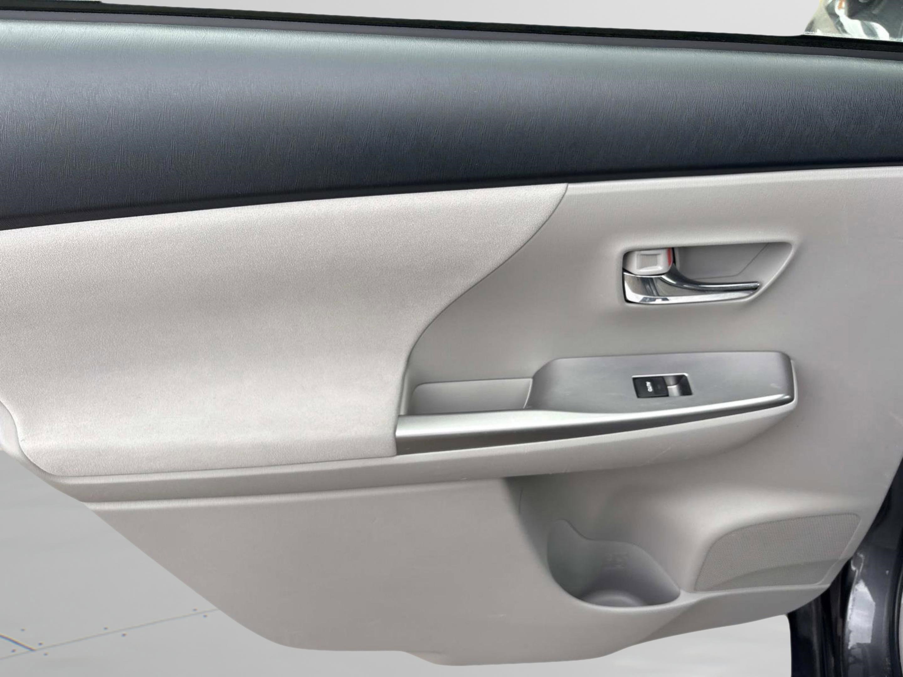 Used 2016 Toyota Prius V Two image 19