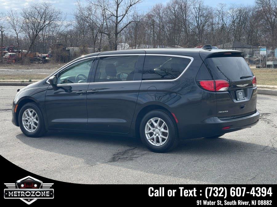 Used 2017 Chrysler Pacifica Touring image 3