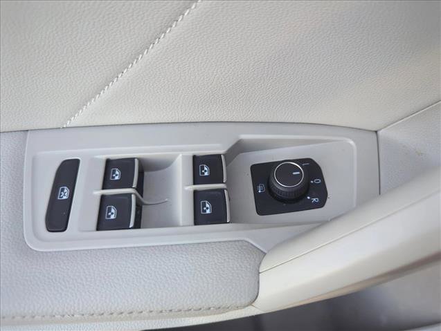 Used 2023 Volkswagen Tiguan SE w/ Panoramic Sunroof Package image 30