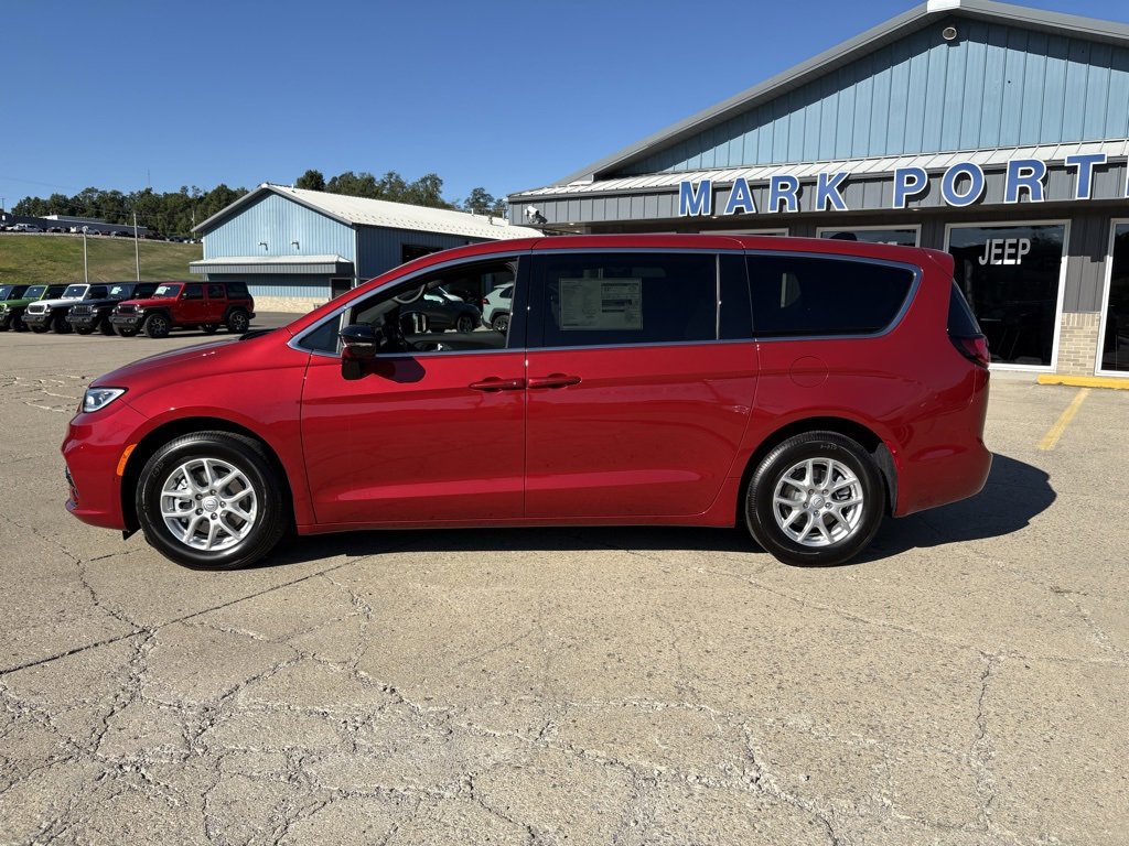 New 2026 Chrysler Pacifica Select image 2