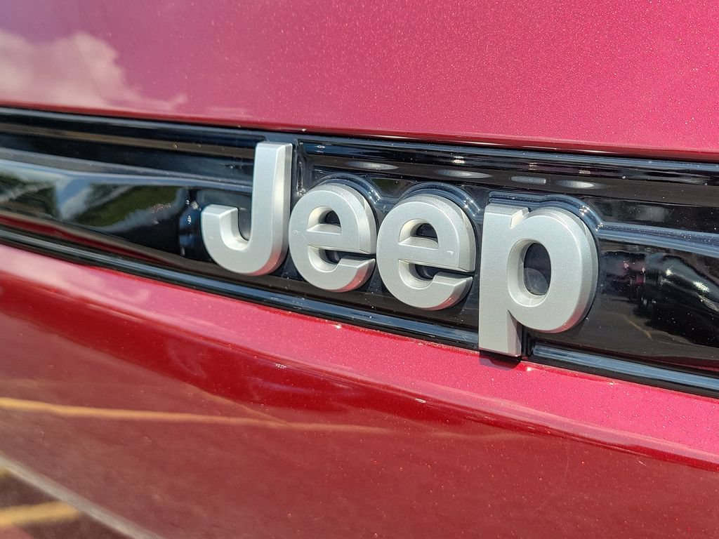 Certified 2025 Jeep Grand Cherokee Laredo AWD/4WD image 6