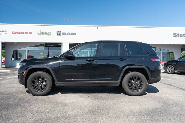 Certified 2025 Jeep Grand Cherokee Altitude AWD/4WD image 2