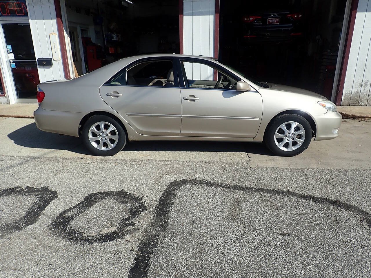 Used 2006 Toyota Camry XLE w/ VSC & Side Airbag Pkg FWD image 22
