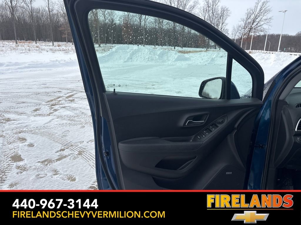 Used 2020 Chevrolet Trax LT w/ Sun & Sound Package image 9