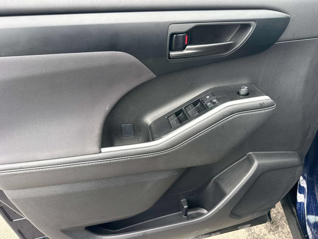 Used 2025 Toyota Highlander LE FWD image 21