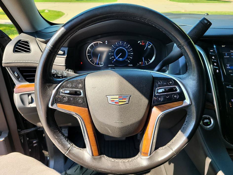 Used 2020 Cadillac Escalade Luxury w/ Escalade Sport Edition AWD/4WD image 26