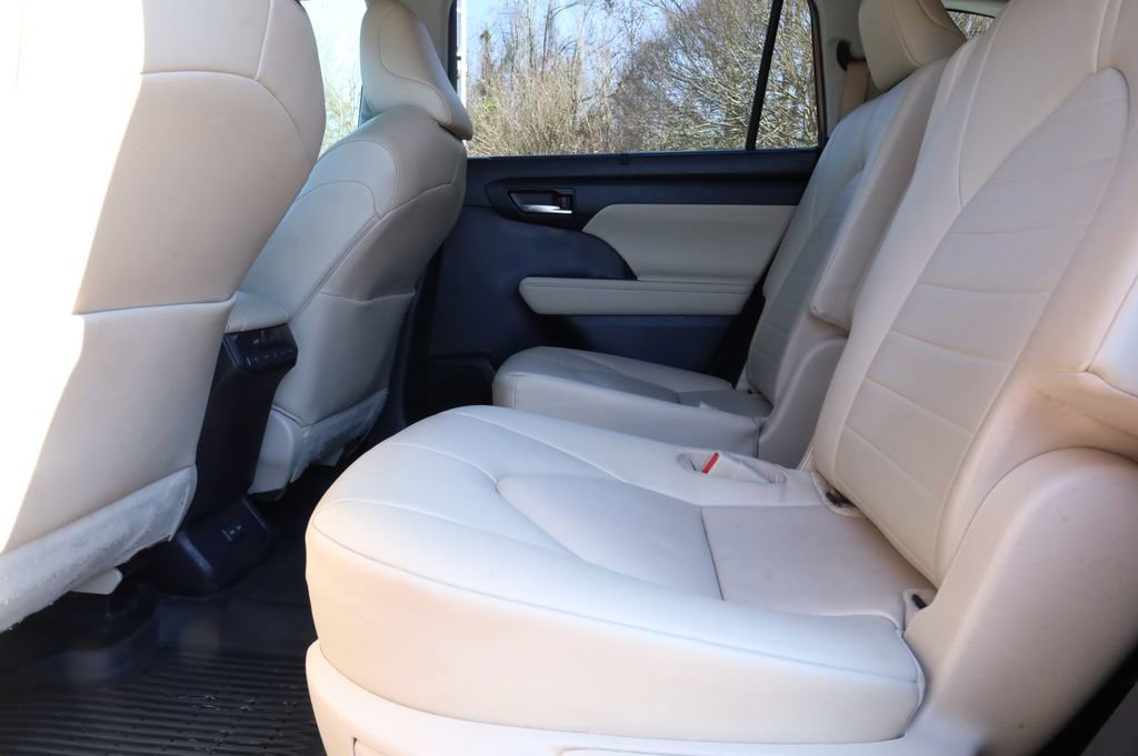 Used 2023 Toyota Highlander XLE image 32