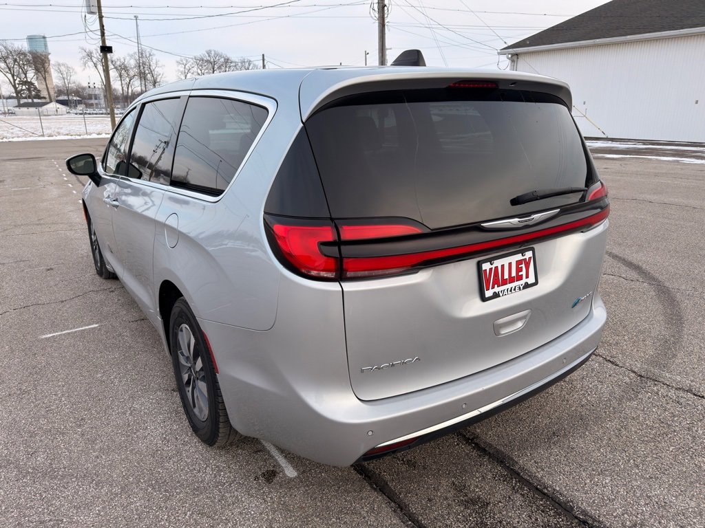 Used 2023 Chrysler Pacifica Touring-L image 10