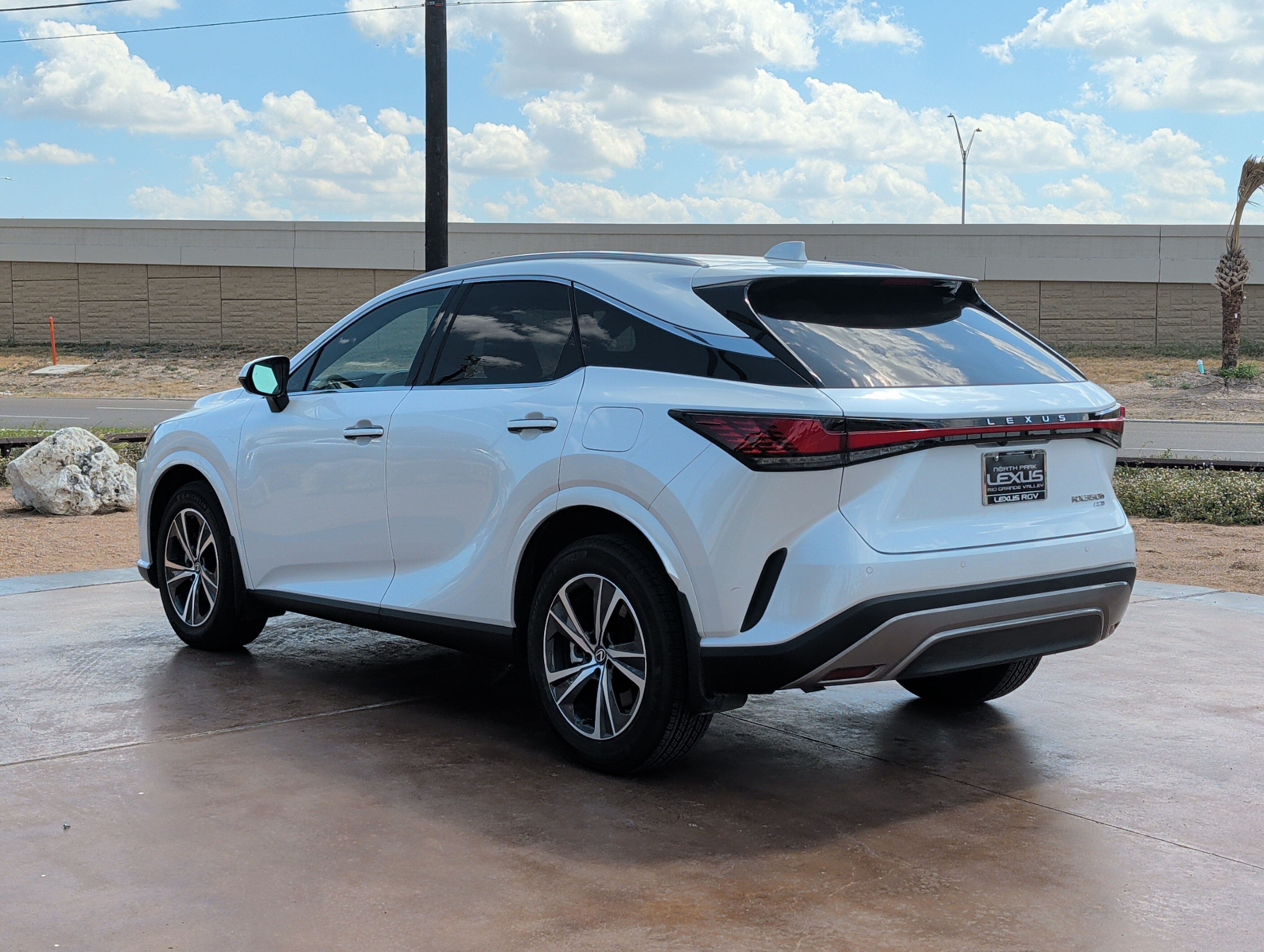 Used 2026 Lexus RX 350h w/ Convenience Package AWD/4WD image 4