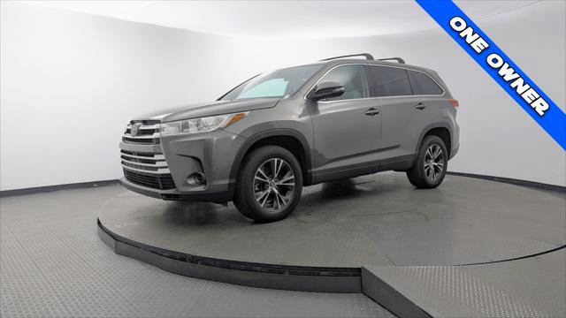 Used 2018 Toyota Highlander LE FWD image 2
