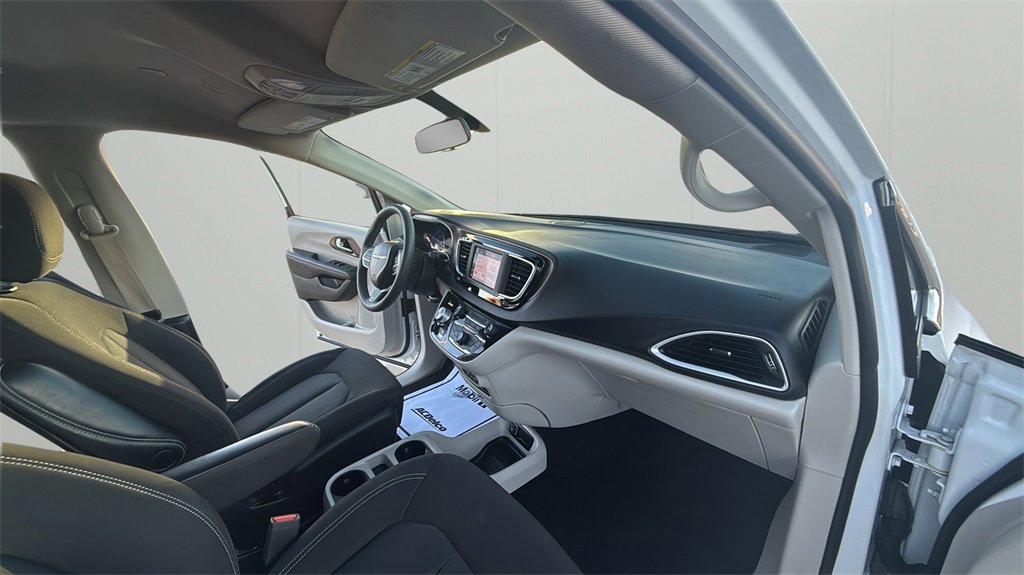 Used 2022 Chrysler Voyager LX image 44