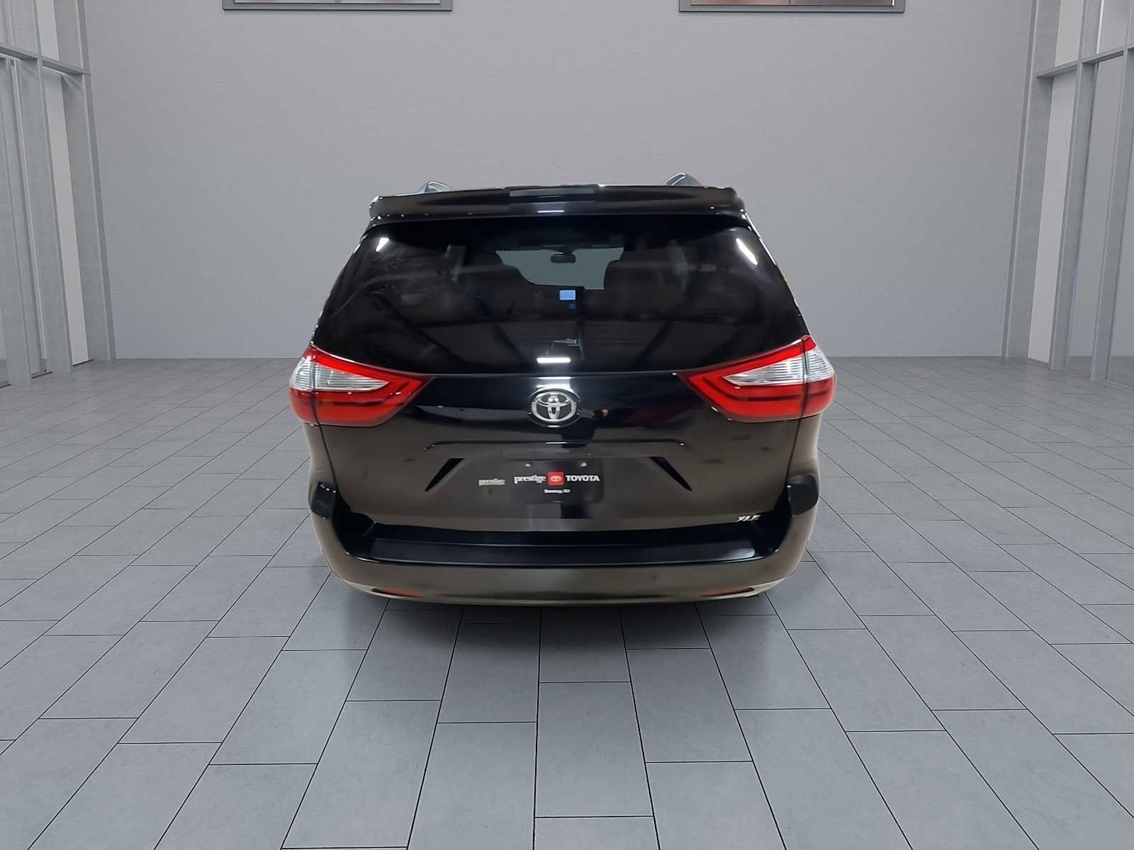 Used 2018 Toyota Sienna XLE w/ XLE Navigation Package image 7