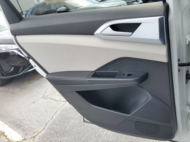 Certified 2025 Volkswagen Taos SE w/ Panoramic Sunroof Package image 13