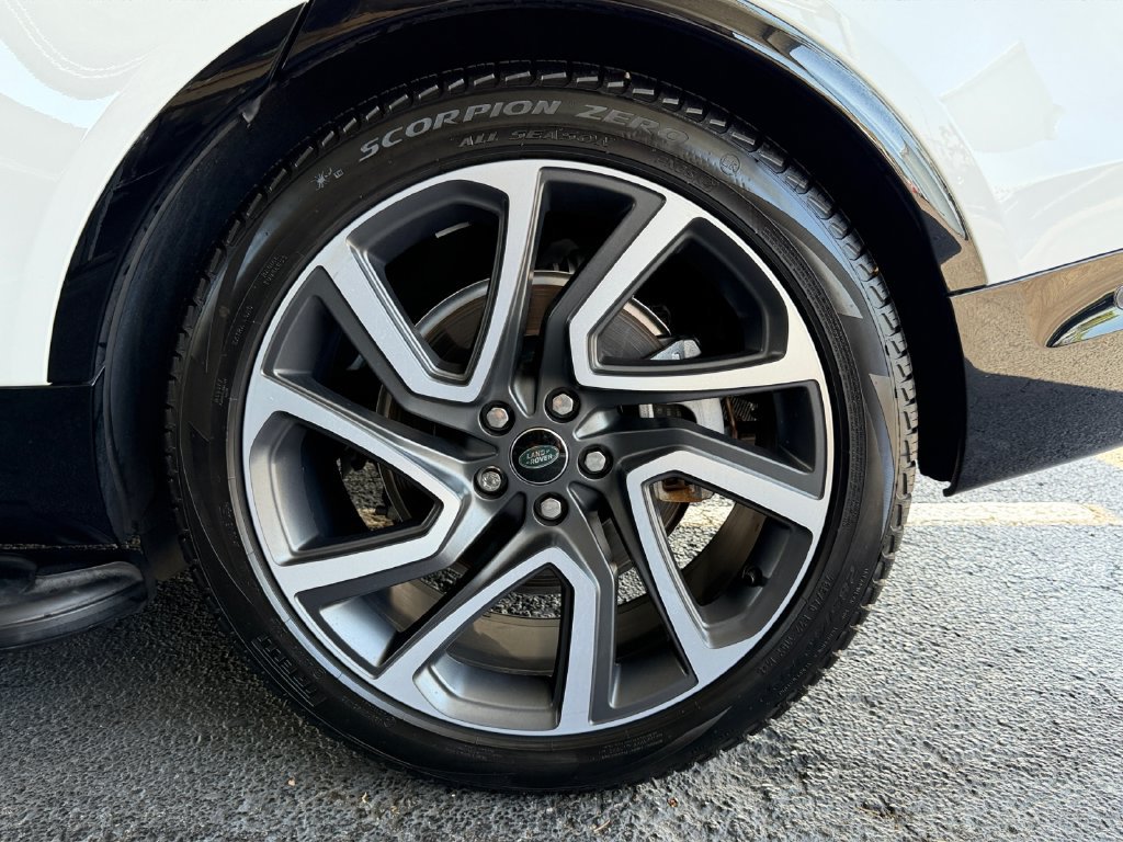 Used 2024 Land Rover Discovery Dynamic SE AWD/4WD image 46