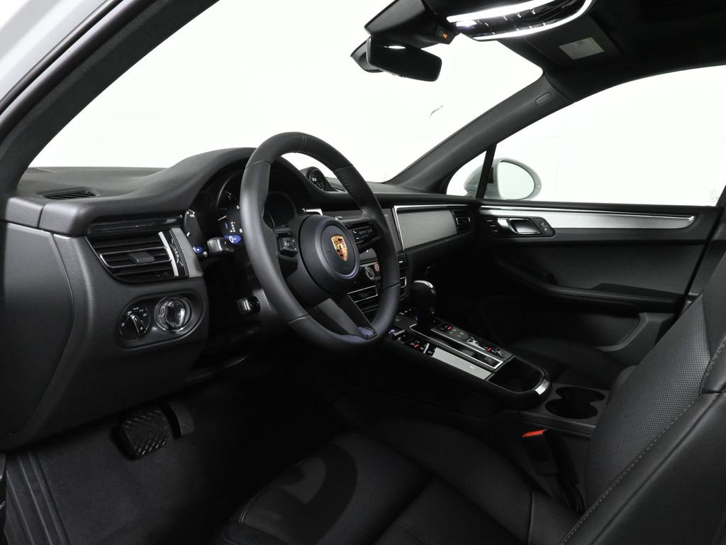 Used 2026 Porsche Macan AWD/4WD image 4