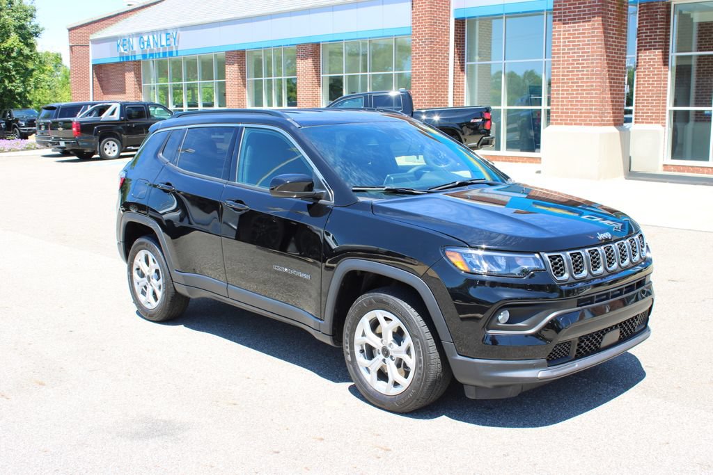 Used 2025 Jeep Compass Latitude AWD/4WD image 2