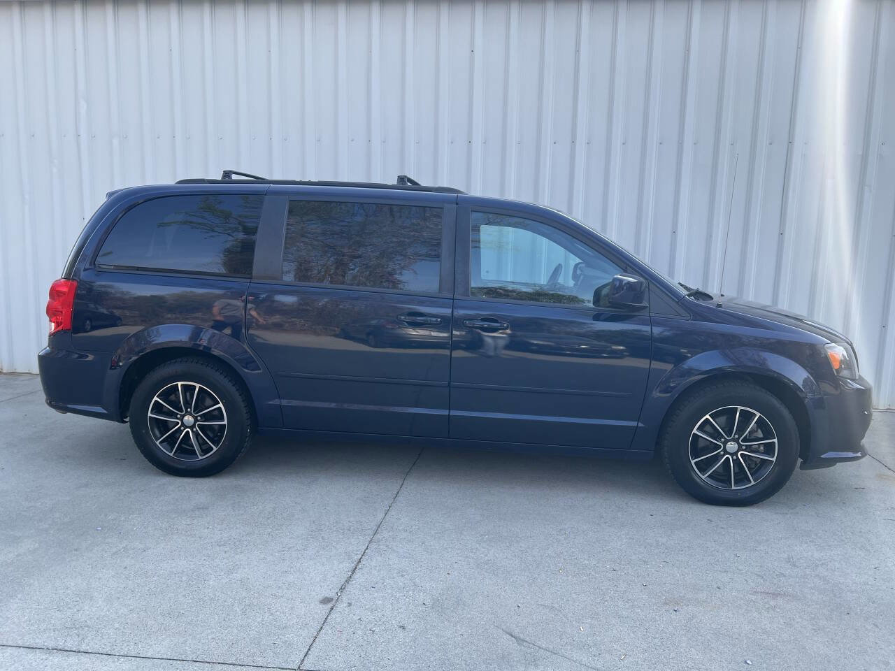 Used 2017 Dodge Grand Caravan GT image 2