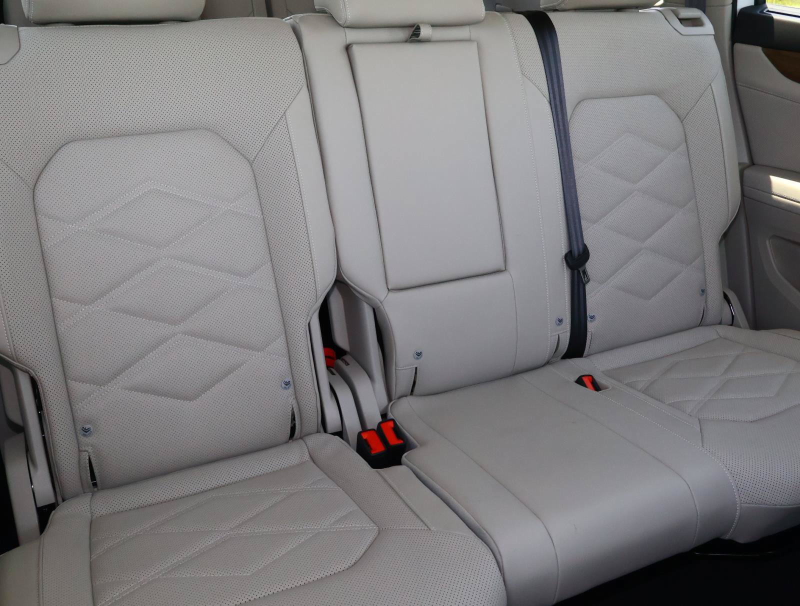 Used 2025 Volkswagen Atlas SE FWD image 19