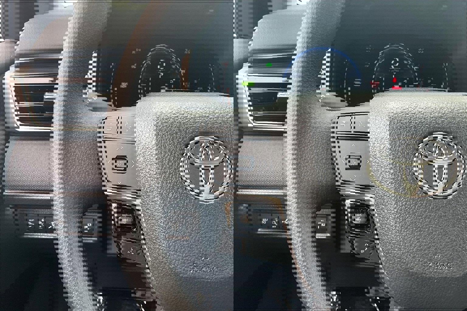 Used 2025 Toyota Camry LE w/ Convenience Package image 23