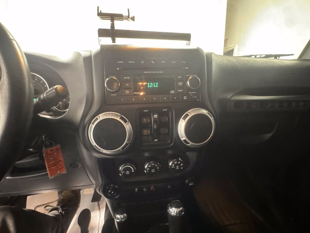 Used 2017 Jeep Wrangler Unlimited Rubicon w/ Connectivity Group AWD/4WD image 23
