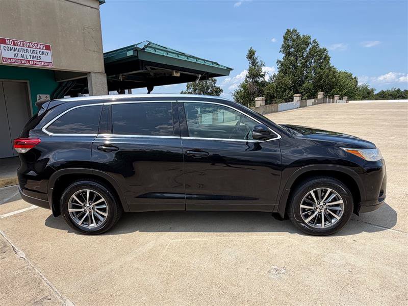 Used 2019 Toyota Highlander XLE AWD/4WD image 8