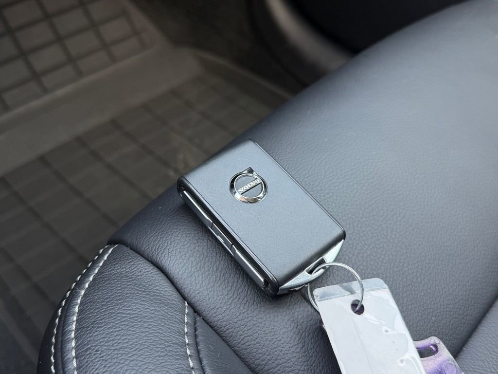 Certified 2023 Volvo XC40 B5 Core w/ Convenience Package image 32