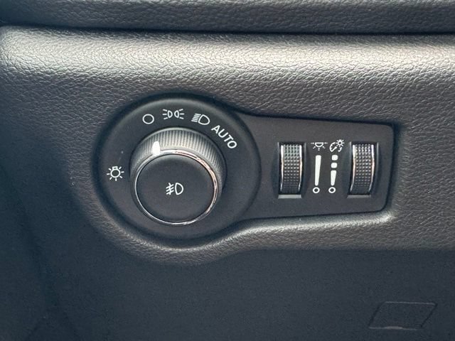 Used 2025 Chrysler Pacifica Limited FWD image 32