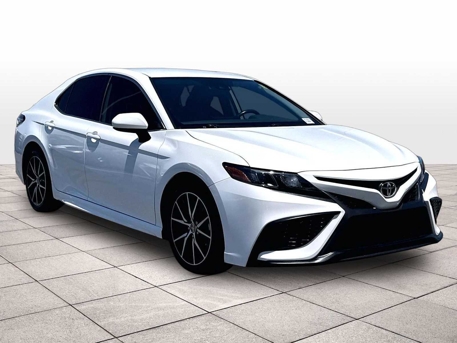 Used 2021 Toyota Camry SE w/ Carpet Mat Package (TMS) FWD image 2