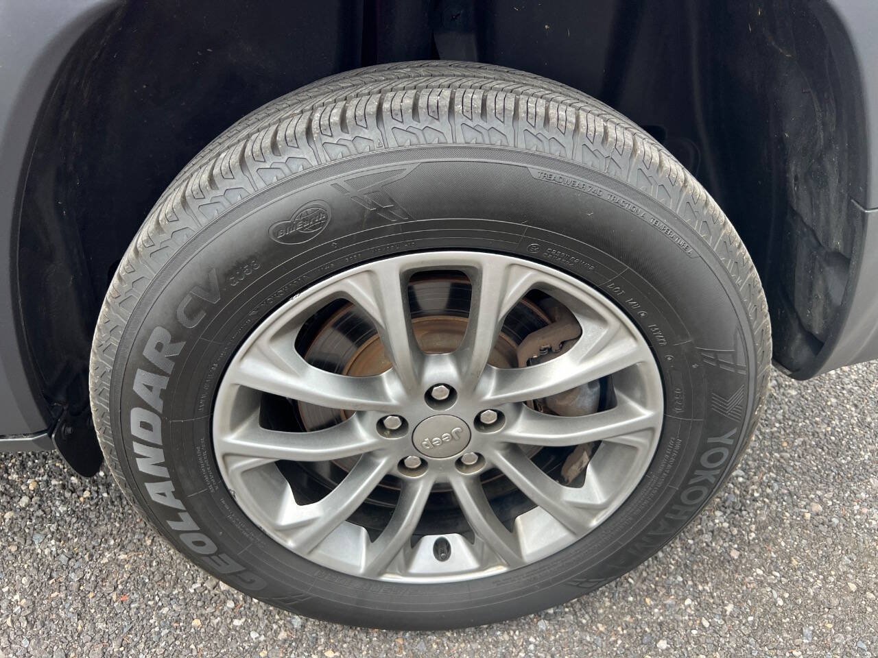 Used 2019 Jeep Cherokee Latitude Plus w/ Cold Weather Group AWD/4WD image 29