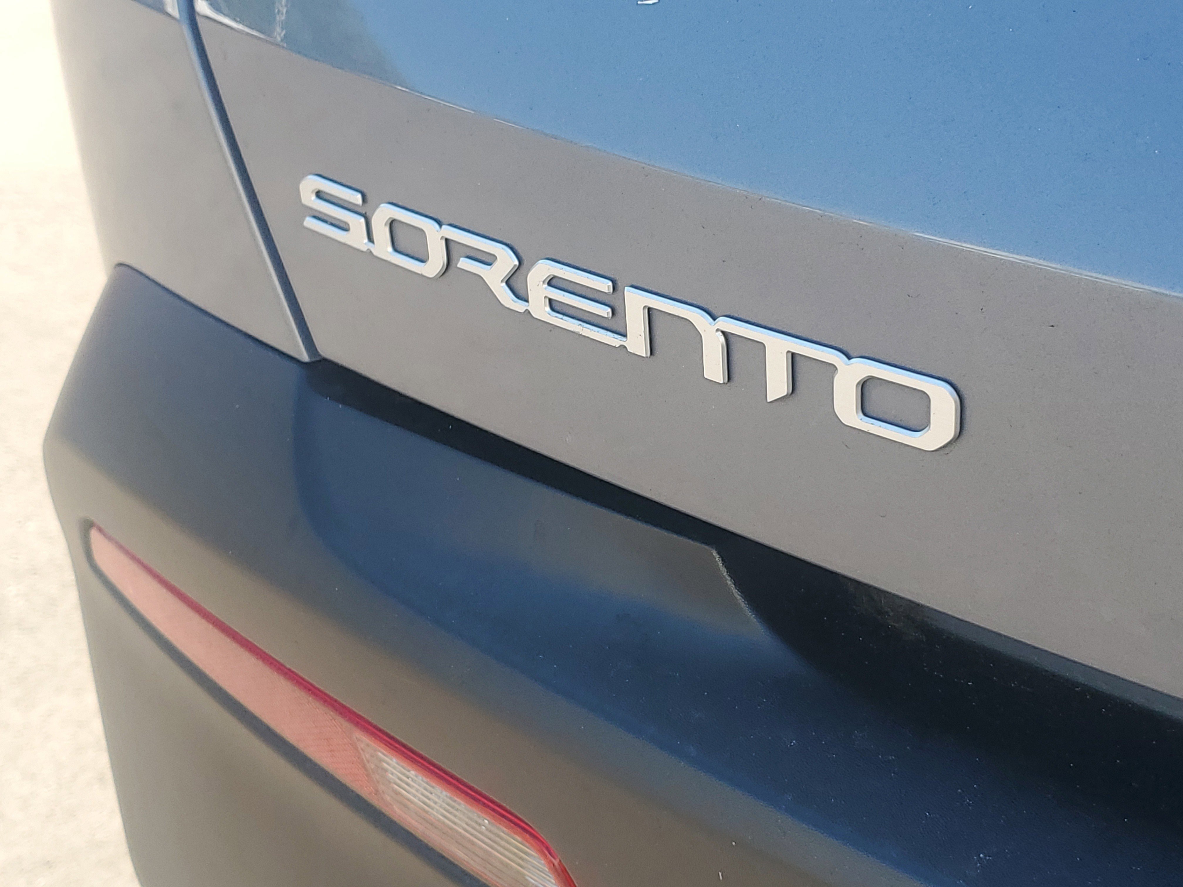 Used 2023 Kia Sorento LX image 7