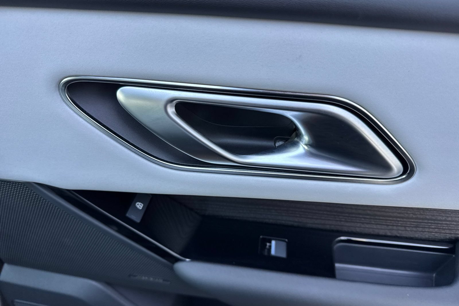 Certified 2026 Land Rover Range Rover Velar Dynamic SE AWD/4WD image 19