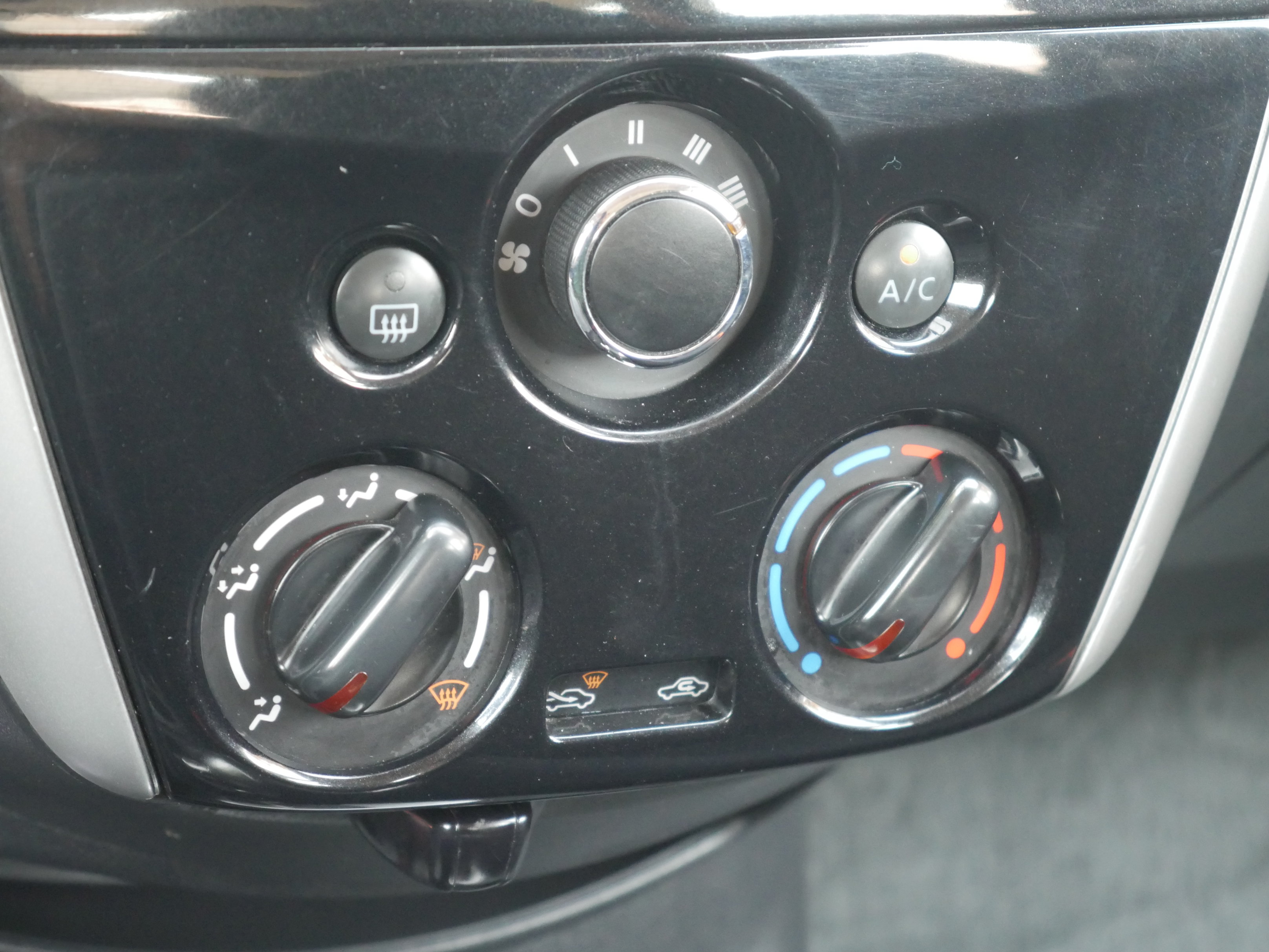 Used 2016 Nissan Versa Note FWD image 12