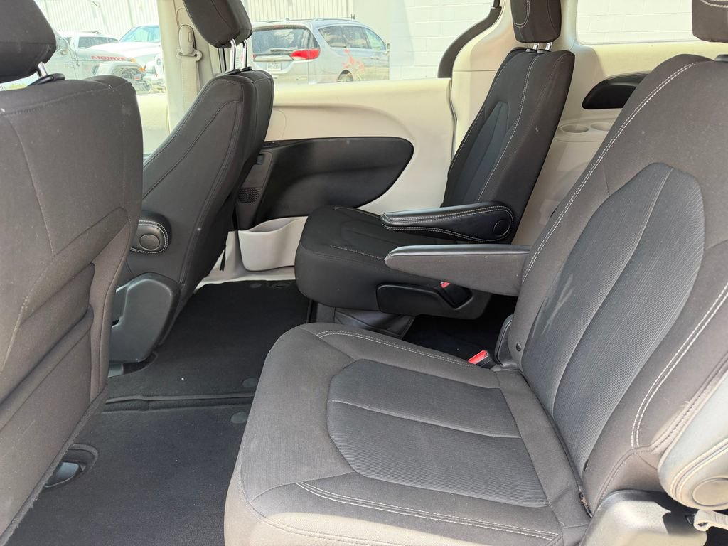 Used 2023 Chrysler Voyager LX FWD image 10