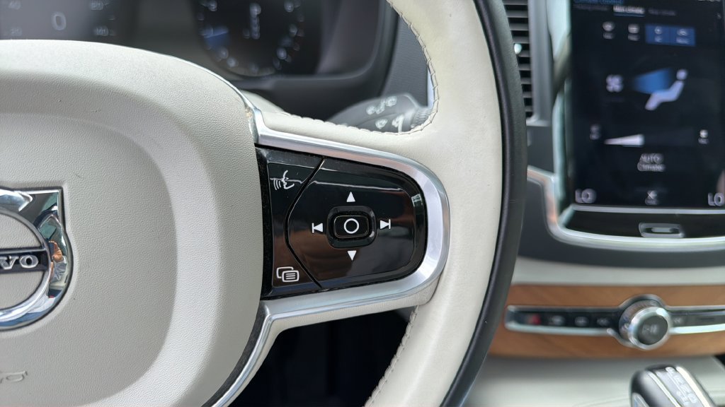 Used 2022 Volvo XC90 T5 Momentum w/ Protection Package Premier FWD image 24