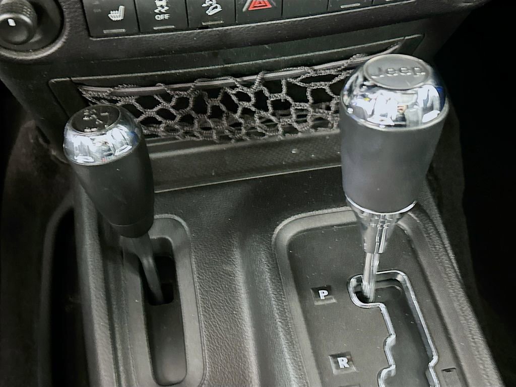 Used 2016 Jeep Wrangler Unlimited Rubicon w/ Connectivity Group image 15