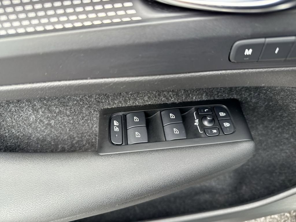 Used 2021 Volvo XC40 T5 R-Design w/ Advanced Package image 15