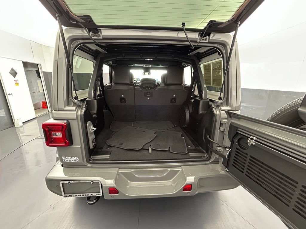 Used 2022 Jeep Wrangler Unlimited Sahara AWD/4WD image 38