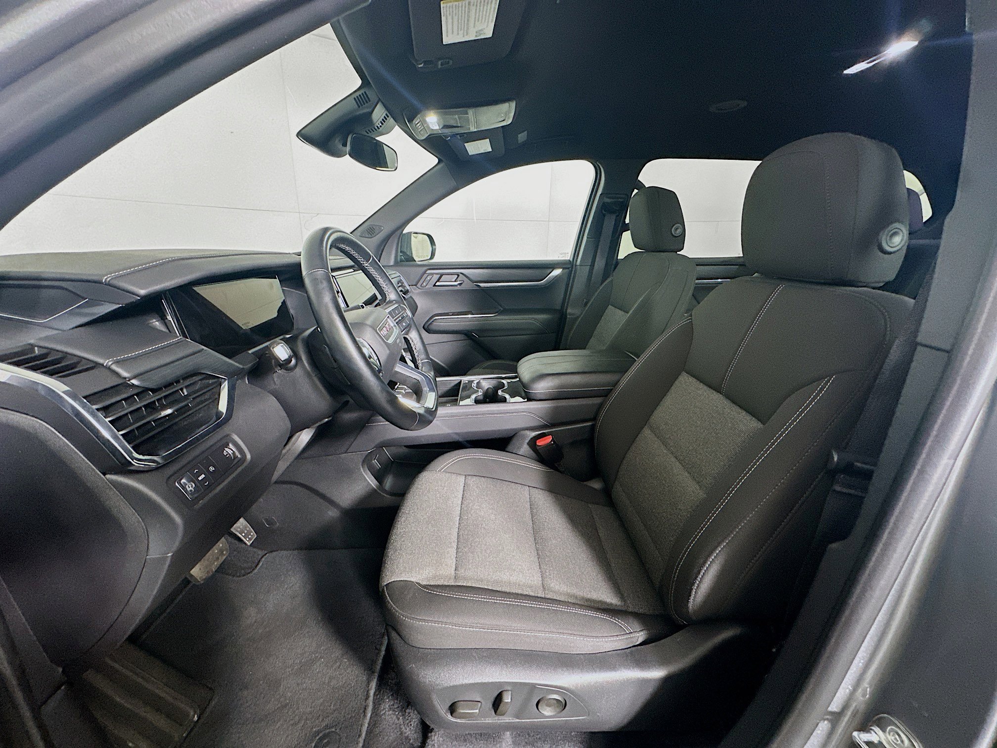 Used 2025 GMC Acadia Elevation image 13