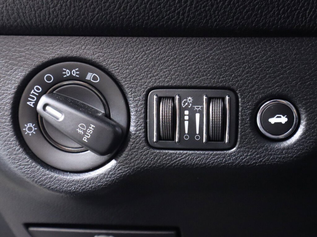 Used 2016 Dodge Challenger R/T RWD image 10