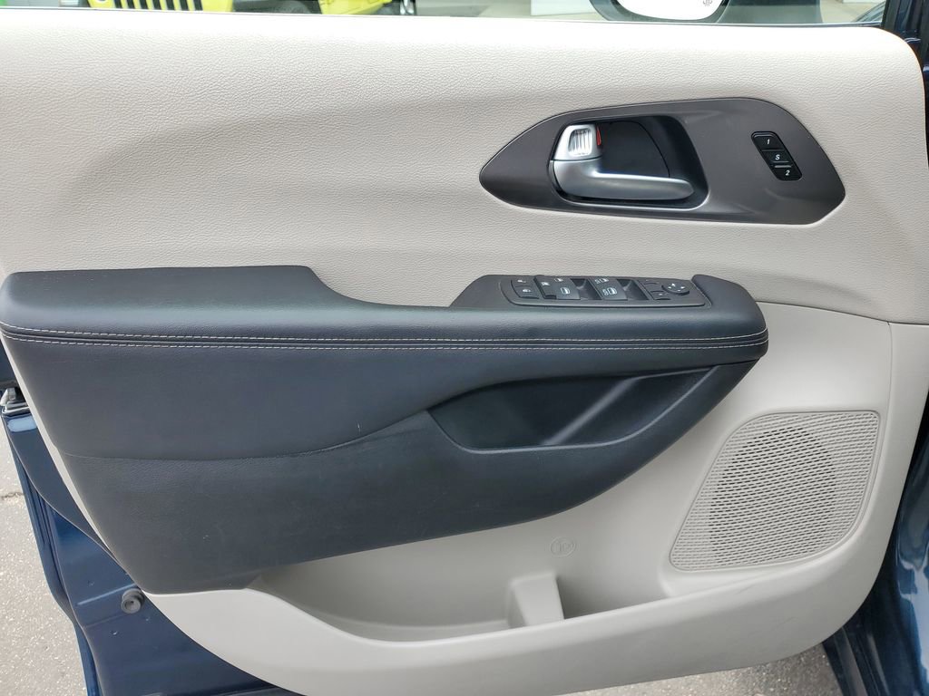 Used 2023 Chrysler Pacifica Touring-L image 23