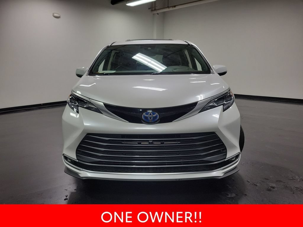 Used 2024 Toyota Sienna Platinum AWD/4WD image 3