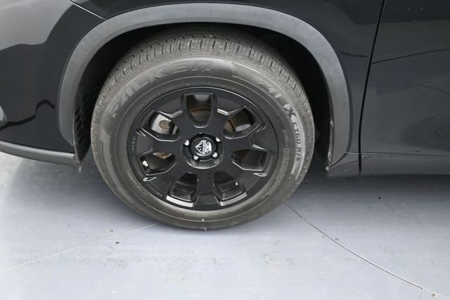 Used 2024 Toyota Highlander XLE FWD image 9