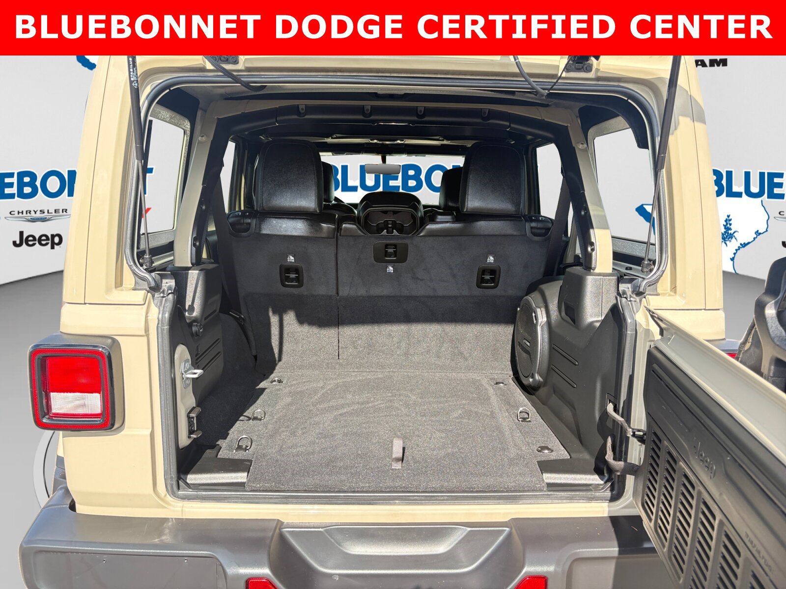 Used 2022 Jeep Wrangler Unlimited Sahara AWD/4WD image 22