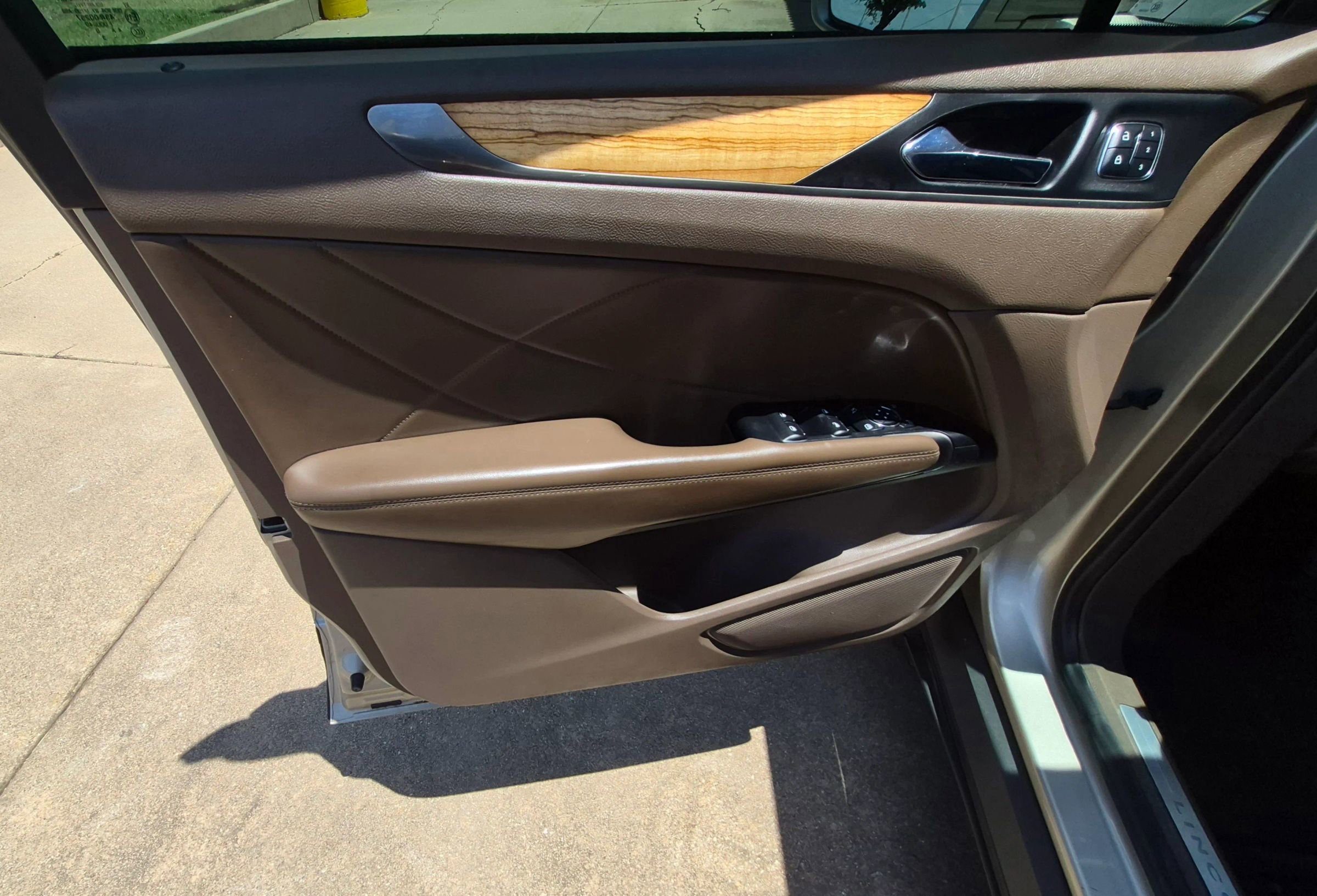 Used 2015 Lincoln MKC FWD w/ Equipment Group 102A Reserve image 14