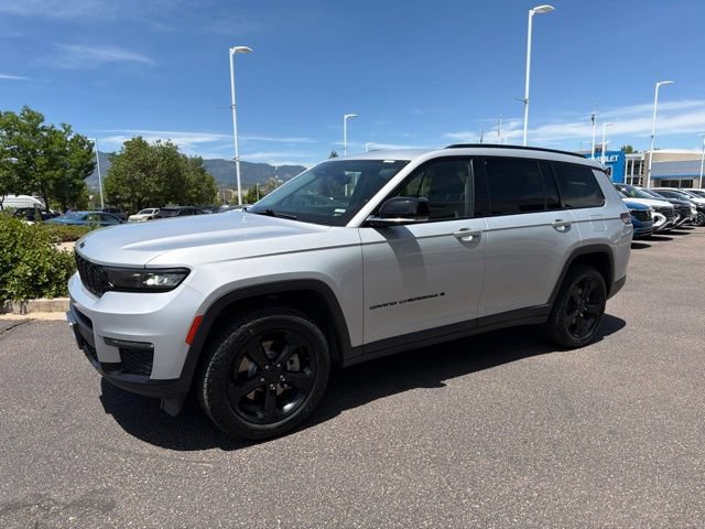 Used 2022 Jeep Grand Cherokee L Limited w/ Black Appearance Package AWD/4WD image 3
